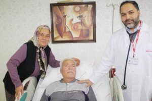 Yaşlı kadın eşini 'TV'den &ouml;ğrendiği' kalp masajıyla kurtardı