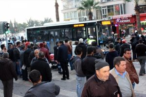 Denizli'de otob&uuml;s&uuml;n &ccedil;arptığı yaya &ouml;ld&uuml;