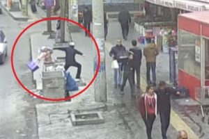 Kadının boynundaki kolyeyi b&ouml;yle &ccedil;aldı