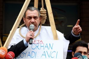Bursa'da memurlar, postane &ouml;n&uuml;ne darağacı kurup boynuna urgan ge&ccedil;irdi