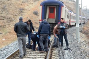 Trenin altında kalarak can verdi