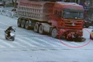 3 kadının bindiği motosiklet kamyonun altında kaldı