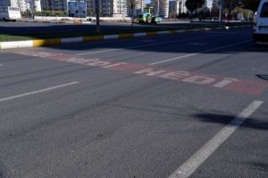 Diyarbakır'da s&uuml;r&uuml;c&uuml;lere T&uuml;rk&ccedil;e ve K&uuml;rt&ccedil;e uyarı levhaları