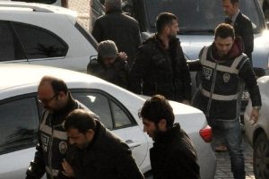 Otomobilden atılan poşetten bonzai &ccedil;ıktı