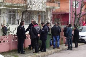 &Ccedil;ocuğunu g&ouml;rme bahanesiyle boşanmak isteyen eşini vurdu