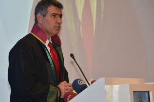 "Hukuk&ccedil;ular toplumsal kesimler arasında k&ouml;pr&uuml; olmalı"