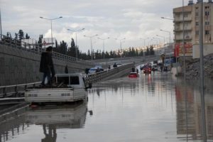 Kuşadası'nda 10 dakikalık yağmur trafiği fel&ccedil; etti