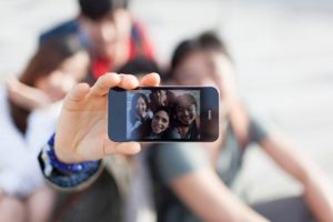 Selfie &ccedil;ekerken yanlışlıkla kendini astı!