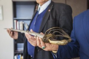200 yıllık kılıcı m&uuml;zeye bağışladı