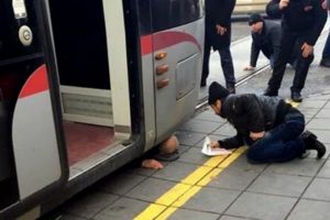Tramvayın altında kalan bir kişi yaralandı