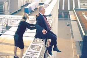 İki kadın işe girmek i&ccedil;in işadamını &ccedil;atıdan attı!
