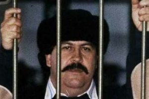 Hazineyi bulmak i&ccedil;in Escobar'ın evini yıkıyor