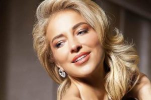 Burcu Esmersoy d&uuml;ğ&uuml;n hazırlığı mı yapıyor?