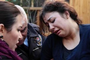 Eşini sokak ortasında d&ouml;v&uuml;p, hastanelik etti