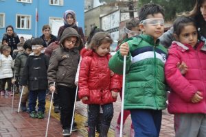 Bursa'da minikler beyaz bastonlarla y&uuml;r&uuml;d&uuml;