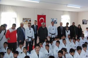 D&uuml;nya Tekvando Federasyonu'ndan Suriyelilere kıyafet