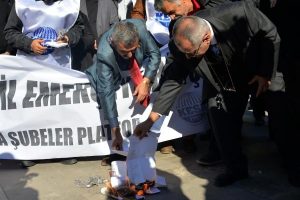 Sendikacılar maaş zammını protesto i&ccedil;in bordro yaktı