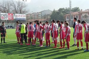 Liseli futbolcuların tartakladığı hakem ma&ccedil;ı tatil etti