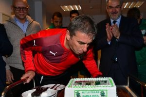 Hamzaoğlu'na s&uuml;rpriz doğum g&uuml;n&uuml; s&uuml;rprizi