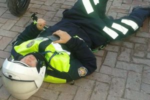 Sıkışan yolu a&ccedil;maya &ccedil;alışan trafik polisine kamyonet &ccedil;arptı