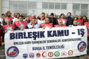 Bursa'da memurlar zammı protesto i&ccedil;in ilk maaşın bordrosunu yaktı