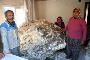 Dağdan kopan 10 tonluk kaya pencereden eve girdi