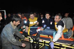 &Ouml;ğrenci servis minib&uuml;s&uuml; ile hafif ticari ara&ccedil; &ccedil;arpıştı: 8 yaralı