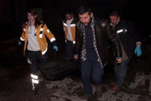 Kendisini ka&ccedil;ırmak isteyen genci bı&ccedil;aklayarak &ouml;ld&uuml;rd&uuml;