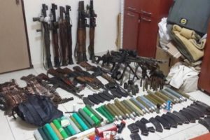 Diyarbakır'da durdurulan ara&ccedil;tan cephanelik &ccedil;ıktı