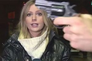 Canlı yayında silah &ccedil;ekti: Muhabir bakakaldı...