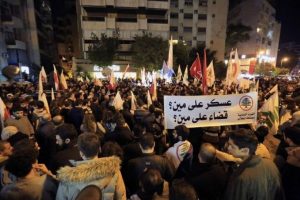 Eski bakanın kefaletle bırakılması protesto edildi