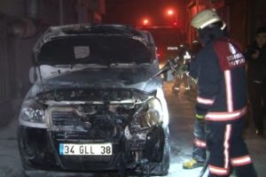 İstanbul'da 2 otomobil kundaklandı