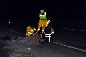 Yolun karşısına ge&ccedil;mek isteyen TIR şof&ouml;r&uuml;ne otomobil &ccedil;arptı