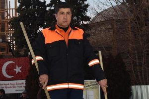 Uşak'ta temizlik iş&ccedil;isinden &ouml;rnek davranış