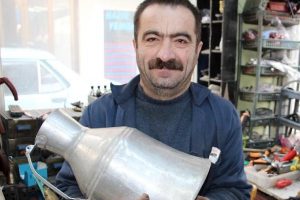 Burhan usta g&uuml;ğ&uuml;m şovuyla esnafa moral veriyor