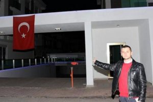 Başkasının evini kiraya vererek dolandırdı