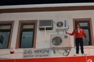 C&uuml;zdanını almak i&ccedil;in &ccedil;ıktı, mahsur kaldı