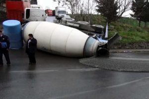 Beton mikseri devrildi; 1 yaralı