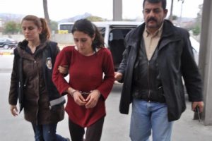 &Ccedil;ocuğunu d&ouml;verek &ouml;ld&uuml;rd&uuml;ğ&uuml; iddia edilen anne adliyede