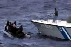 Fırtınaya rağmen Ege'de umut yolculuğu hız kesmedi