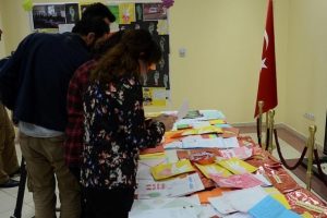 Ter&ouml;rle m&uuml;cadele eden g&uuml;venlik g&uuml;&ccedil;lerine &ouml;ğrencilerden hediye