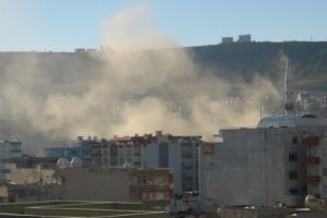 Cizre'de &ccedil;atışmalar t&uuml;m mahallere sı&ccedil;radı, 2 &ccedil;ocuk evin avlusunda &ouml;ld&uuml;r&uuml;ld&uuml;