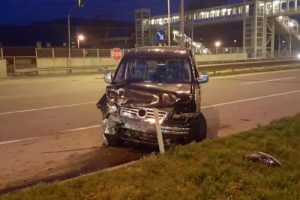 Kırmızı ışıkta ge&ccedil;en hafif ticari ara&ccedil; otomobile &ccedil;arptı: 2 yaralı