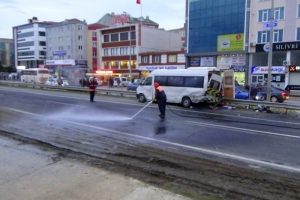 Otomobil servis minib&uuml;s&uuml;ne &ccedil;arptı: 17 yaralı
