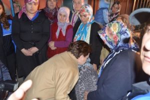 Bakan Sarı Kozan'da şehit ailesini ziyaret etti
