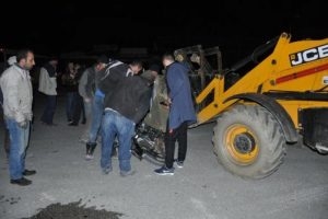 İş makinasına &ccedil;arpan motosiklet s&uuml;r&uuml;c&uuml;s&uuml; yaralandı