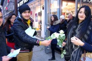 K&ouml;ln'de Suriyeli sığınmacılar kadınlara g&uuml;l dağıttılar