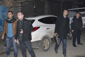 Elektrik kesintisini protesto etmek i&ccedil;in lastik yakıp, yol kapattılar