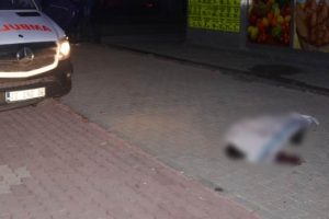 13'&uuml;nc&uuml; kattan d&uuml;şen yaşlı kadın &ouml;ld&uuml;