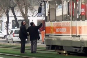 Vatmana sinirlenince tramvayın &ouml;n&uuml;nde durdu